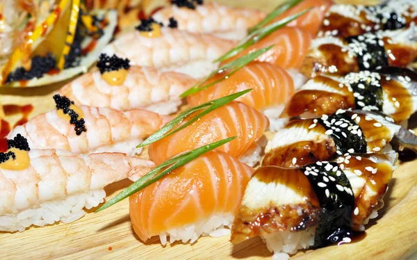 Primer plano de sushi sashimi con palillos y soja — Foto de Stock