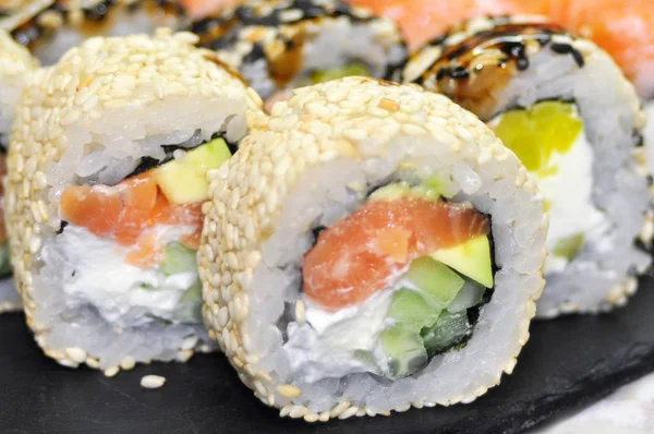 Primer Plano Rollos Sushi Con Palillos Sobre Fondo Oscuro Fotos de stock libres de derechos