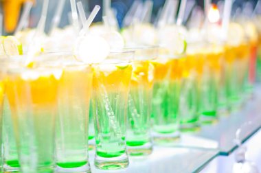 Buz ve nane Nane likörü yenileme tatlı gri Beton taş masaya beslemek, görünümünü kapatmak için kayrak tepsiye bırakır