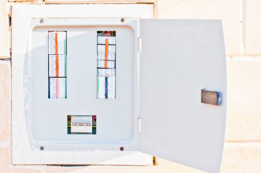 Devre kesicili elektrik santrali. Elektrik arkaplanı