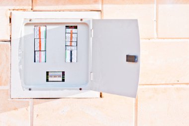 Devre kesicili elektrik santrali. Elektrik arkaplanı