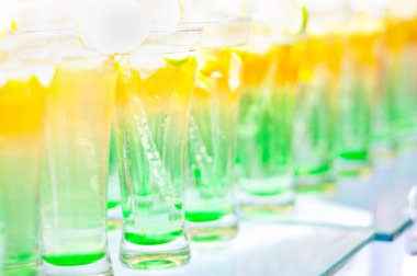 Buz ve nane Nane likörü yenileme tatlı gri Beton taş masaya beslemek, görünümünü kapatmak için kayrak tepsiye bırakır