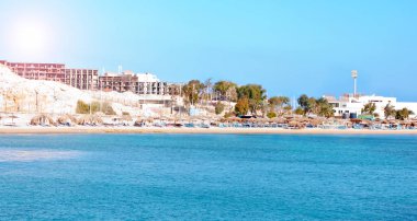 Yumuşak mavi okyanus dalgası Sandy Beach üzerinde. Arka plan. Seçici odak.