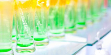 Buz ve nane Nane likörü yenileme tatlı gri Beton taş masaya beslemek, görünümünü kapatmak için kayrak tepsiye bırakır