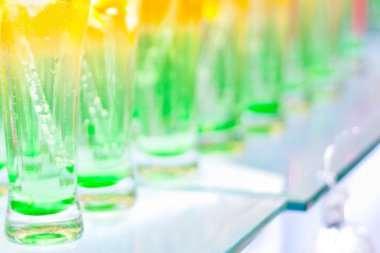 Buz ve nane Nane likörü yenileme tatlı gri Beton taş masaya beslemek, görünümünü kapatmak için kayrak tepsiye bırakır