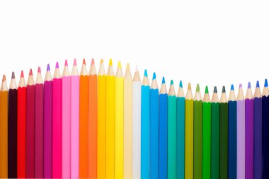 Beyaz arkaplanda izole edilmiş renkli kalemler