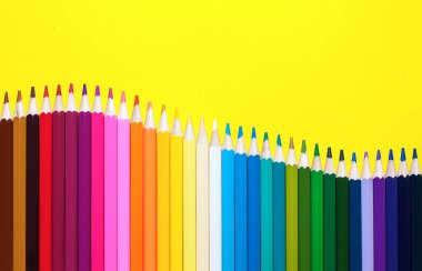 Beyaz arkaplanda izole edilmiş renkli kalemler