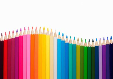 Beyaz arkaplanda izole edilmiş renkli kalemler