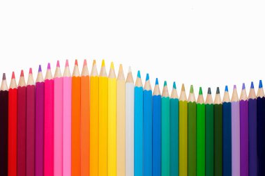 Beyaz arkaplanda izole edilmiş renkli kalemler