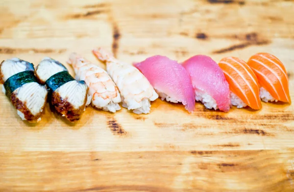 Rezsi Japán Sushi Ételek Tonhal Lazac Garnéla Tarisznyarák Avokádó Maki — Stock Fotó