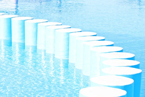 Cour arrière clôturée avec petite belle piscine — Photo