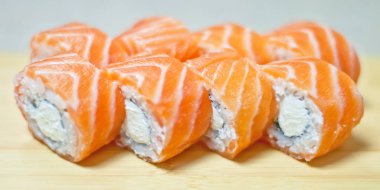 Somon, yılan balığı, ton balığı, avokado, kraliyet karidesi, Philadelphia krem peyniri, havyar tobika, chuka. Suşi menüsü. Japon yemeği..