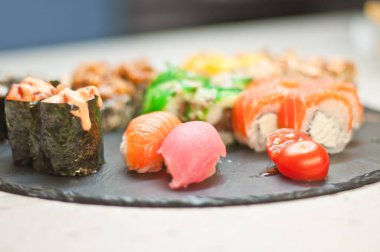 Somon, yılan balığı, ton balığı, avokado, kraliyet karidesi, Philadelphia krem peyniri, havyar tobika, chuka. Suşi menüsü. Japon yemeği..