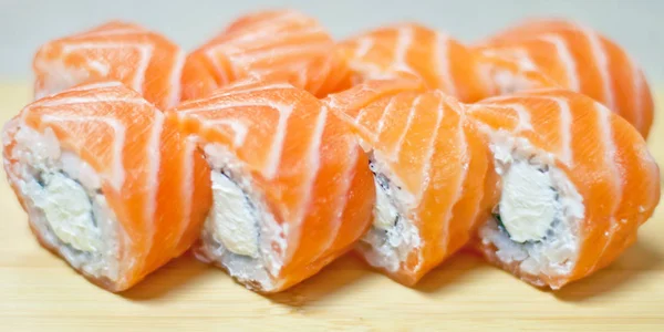 Rainbow Sushi Roll con salmón, anguila, atún, aguacate, gambas reales, queso crema Philadelphia, tobica de caviar, chuka. Menú de sushi. Comida japonesa. —  Fotos de Stock