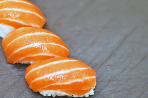 Rainbow Sushi Roll dengan salmon, belut, tuna, alpukat, udang kerajaan, krim keju Philadelphia, kaviar tobica, chuka. Menu Sushi. Makanan Jepang. — Stok Foto
