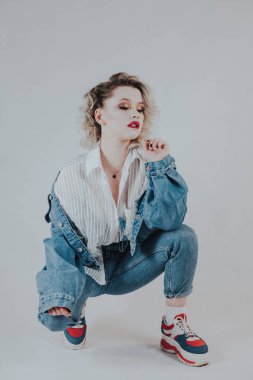 İş kız kot gömlek ve bukleler