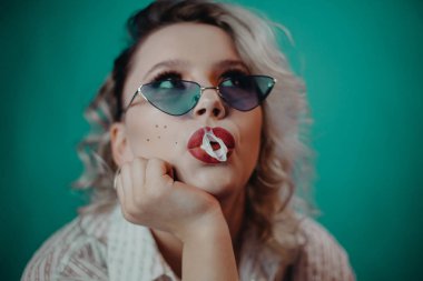 Sakız ile Gözlüklü kız