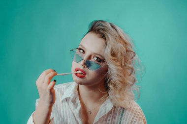 Sakız ile Gözlüklü kız