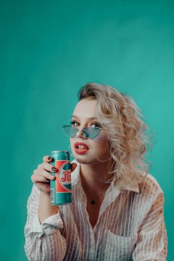 Mutlu kız Pepsi Cola İçecek 