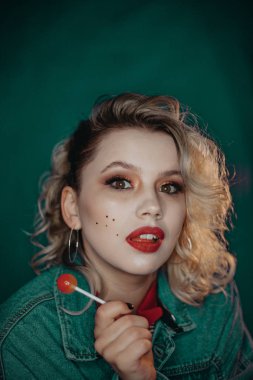 Kırmızı dudaklar ve çiller ile kız yalıyor lolipop