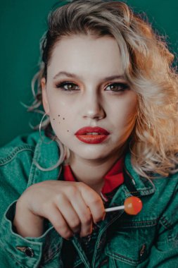 Kırmızı dudaklar ve çiller ile kız yalıyor lolipop