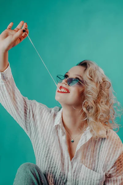 Chica Gafas Con Goma Mascar — Foto de Stock