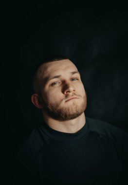 Sakallı yakışıklı olan. Karanlık studio fotoğraf