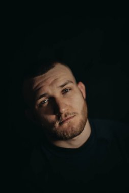 Sakallı yakışıklı olan. Karanlık studio fotoğraf