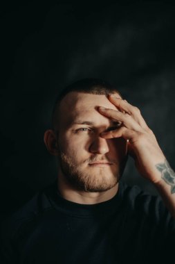Sakallı yakışıklı olan. Karanlık studio fotoğraf