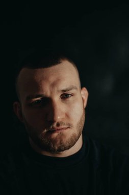 Sakallı yakışıklı olan. Karanlık studio fotoğraf