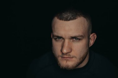 Sakallı yakışıklı olan. Karanlık studio fotoğraf