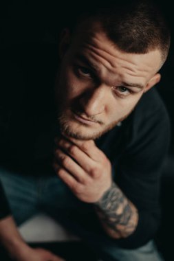 Sakallı yakışıklı olan. Karanlık studio fotoğraf