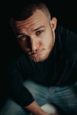 Sakallı yakışıklı olan. Karanlık studio fotoğraf