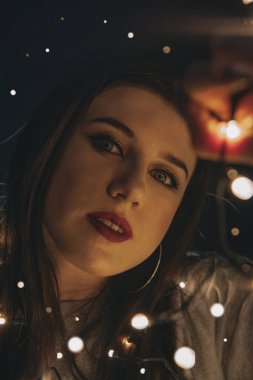Işıklar bir kızla portresi