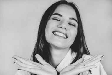 mutlu bir kız siyah ve beyaz, studio fotoğrafları