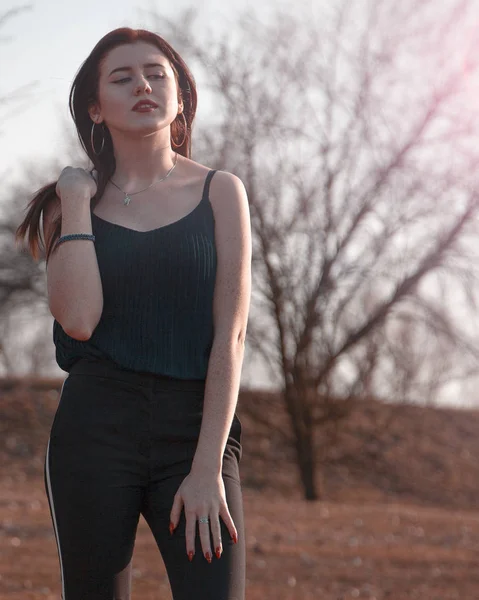 Menina Bonita Andar Parque — Fotografia de Stock