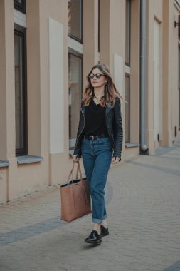 Bir Hollywood gülümseme ve gözlük ile mutlu kız, gün batımı bir parkta yürüyüş