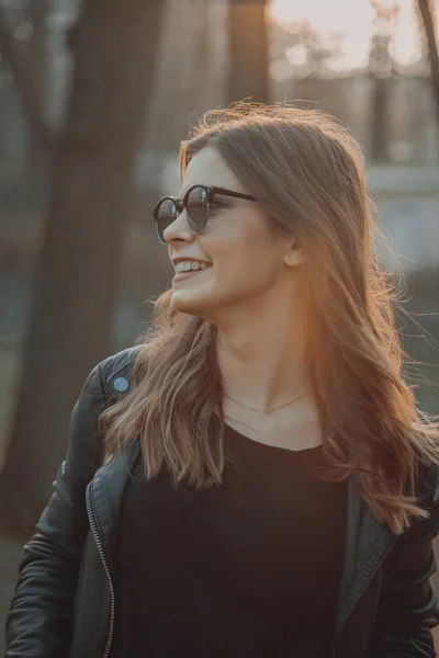 Chica Feliz Con Una Sonrisa Hollywood Gafas Caminando Parque Atardecer — Foto de Stock