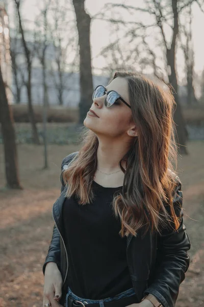 Chica Feliz Con Una Sonrisa Hollywood Gafas Caminando Parque Atardecer — Foto de Stock