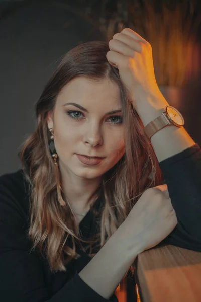 Retratos Una Chica Café Con Una Hermosa Luz Amarilla Lámpara — Foto de Stock