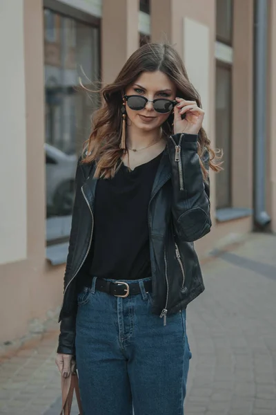 Chica Feliz Con Una Sonrisa Hollywood Gafas Caminando Parque Atardecer — Foto de Stock