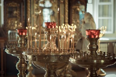 Kilise. Balmumu mum. Yanan mumlar Kilisesi, yakın çekim, dua, ruh bakımı için sağlık, sevinç, mutluluk, Tanrı için. kilisede bir kadın dua ediyor arka plan aydınlatılmış mumlar.