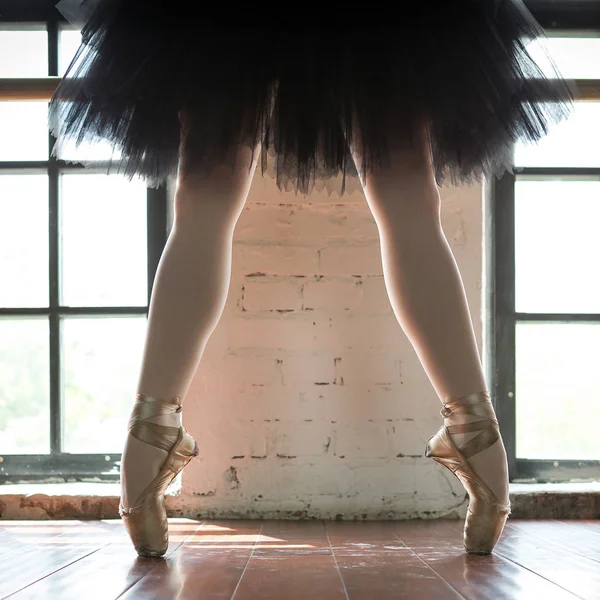 Las Piernas Una Bailarina Cerca Las Piernas Una Bailarina Punta — Foto de Stock