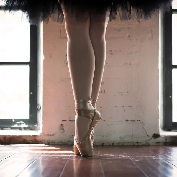 Las Piernas Una Bailarina Cerca Las Piernas Una Bailarina Punta — Foto de Stock