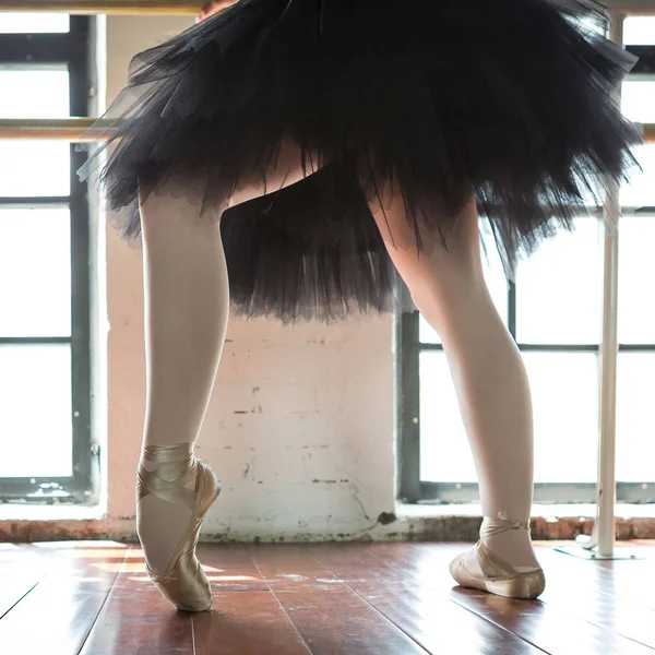 Las Piernas Una Bailarina Cerca Las Piernas Una Bailarina Punta — Foto de Stock