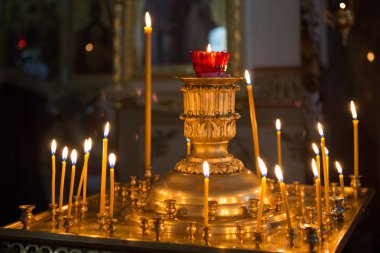 Kilise. Balmumu mum. Kilise, yakın çekim, dua, ruh bakımı için sağlık, sevinç, mutluluk, Tanrı için yanan mumlar