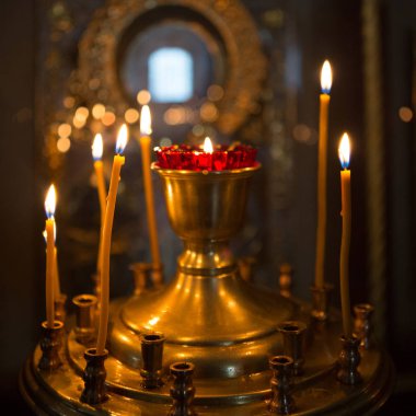 Kilise. Balmumu mum. Kilise, yakın çekim, dua, ruh bakımı için sağlık, sevinç, mutluluk, Tanrı için yanan mumlar