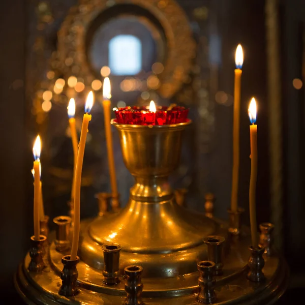 Kilise. Balmumu mum. Kilise, yakın çekim, dua, ruh bakımı için sağlık, sevinç, mutluluk, Tanrı için yanan mumlar