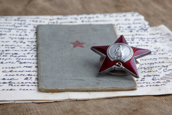 El libro de los soldados, la Orden de la Estrella Roja y la antigua carta sobre — Foto de Stock