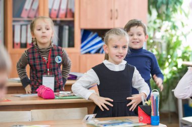 Mutlu çocuklar okul sınıf. Çocuğum egzersizleri yapıyor. Prima
